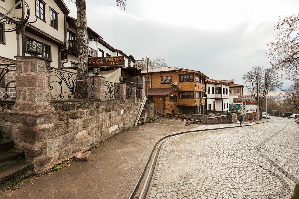 20150315_0200.JPG - Gerestaureerde huizen omgeving museum Anatolische beschaving