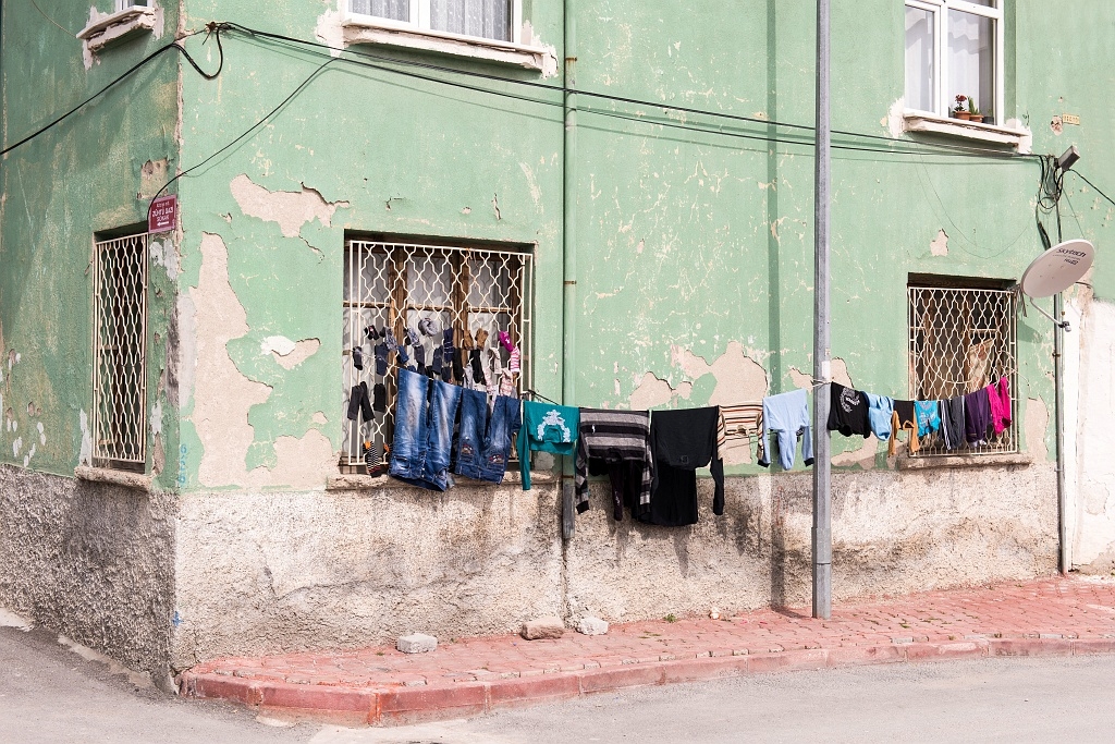 20150318_1920.JPG - ... staan deze oude huizen, sommigen lelijk...